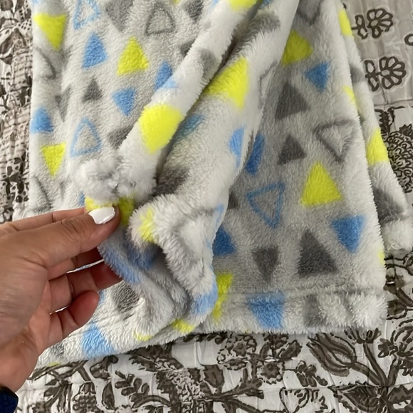 Nwt Zak and Zoey Soft & Snuggly Baby Blankets Blue & gray Triangles - Picture 4 of 4